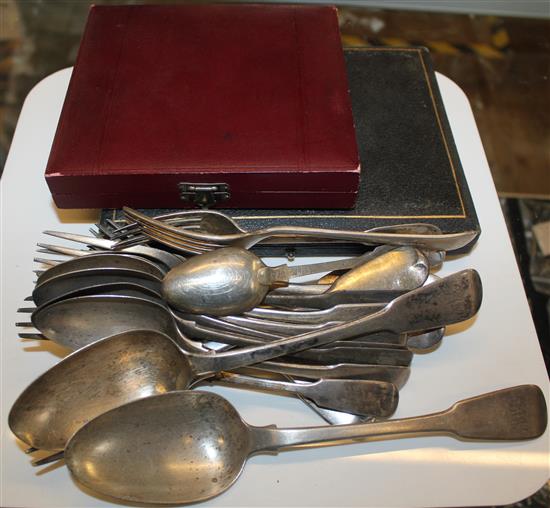 Set 6 Swedish silver teaspoons, 6 silver handled tea knives, 6 dessert forks, 5 table forks, pair table spoons, 6 dessert & 3 teaspoons